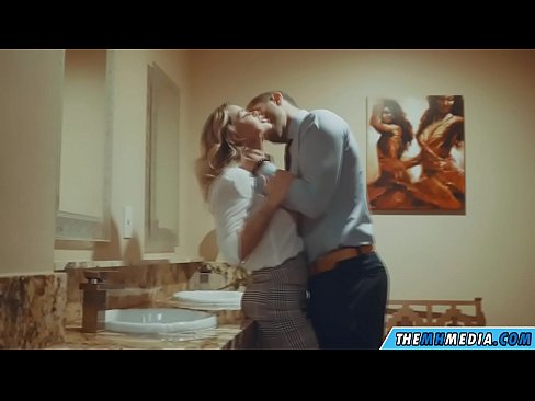 ❤️ وقتی یک بلوند بی تنه شما را در یک دستشویی عمومی اغوا می کند ☑ لعنتی در ما ️❤